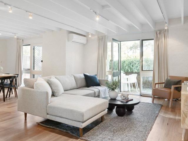 Light and Bright Townhouse on the Park