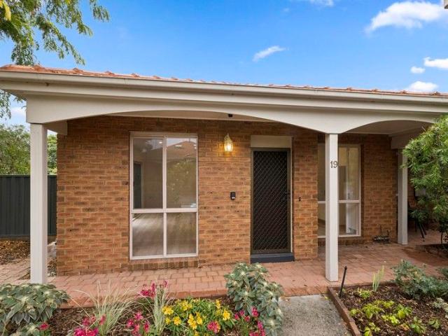 Modern, Move In Ready Villa with Sunny Courtyard