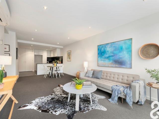 Light and Bright 2 Bedroom Apartment in Convenient Location
