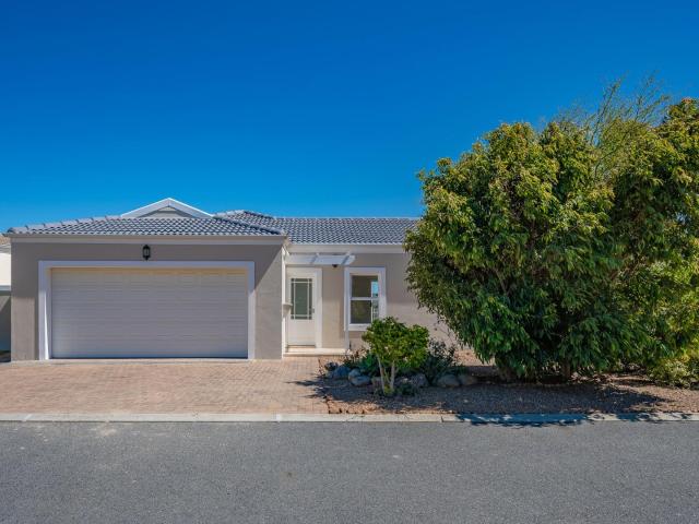 Light and bright 3 bed 2 bath townhouse in sought after Fernwood Estate