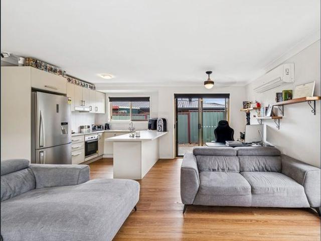 LIGHT AND BRIGHT 3 BEDROOM HOME CLOSE TO PUBLIC TRANSPORT