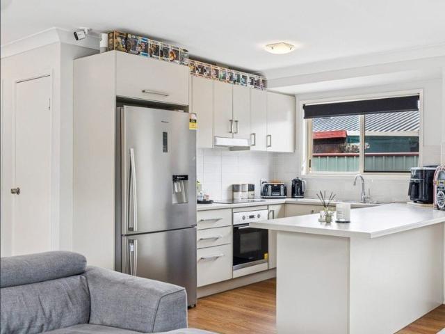 LIGHT AND BRIGHT 3 BEDROOM HOME CLOSE TO PUBLIC TRANSPORT