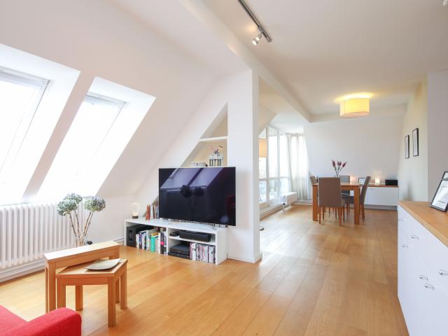 Light and spacious penthouse apartment with balcony, AC and home comforts