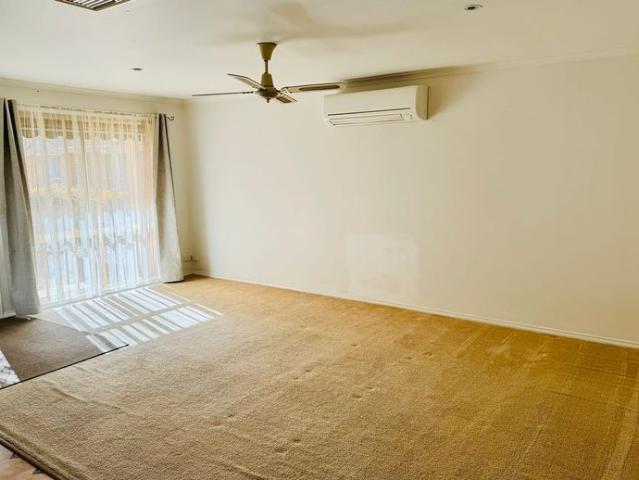 Light and Spacious Townhouse in Quiet Complex