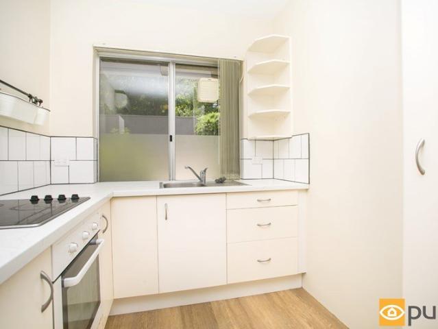 LIGHT & BRIGHT 2 BEDROOM GROUND FLOOR UNIT!