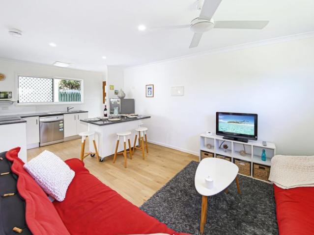 LIGHT BRIGHT 2 BEDROOM UNIT IN THE HEART OF MAROOCHYDORE