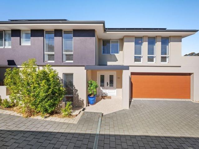 LIGHT, BRIGHT AND MOVE IN READY FLEXIBLE FAMILY LIVING