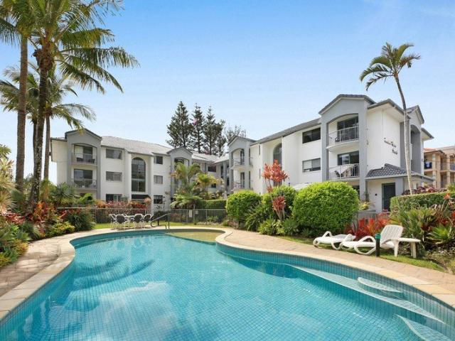 Light, Bright and Stylish Apartment 100m from the Beach