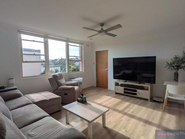 Light & Bright Apartment in Convenient Queenscliff Location