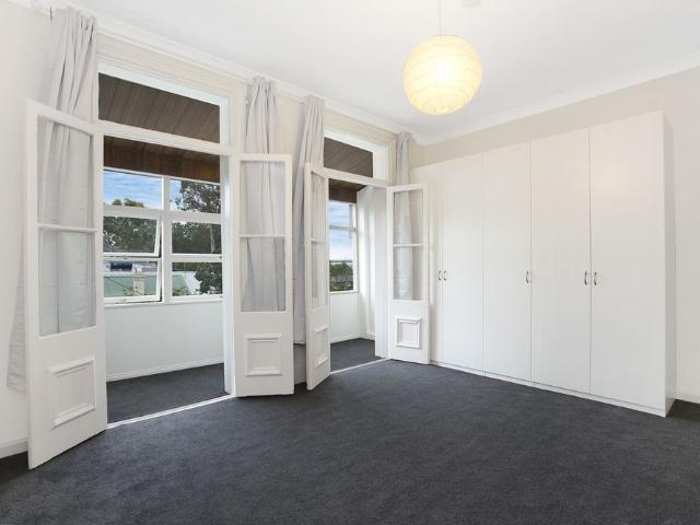 Light, Bright & Generously Proportioned Corner Terrace
