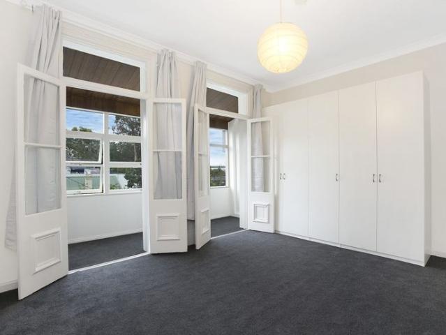 Light, Bright & Generously Proportioned Corner Terrace