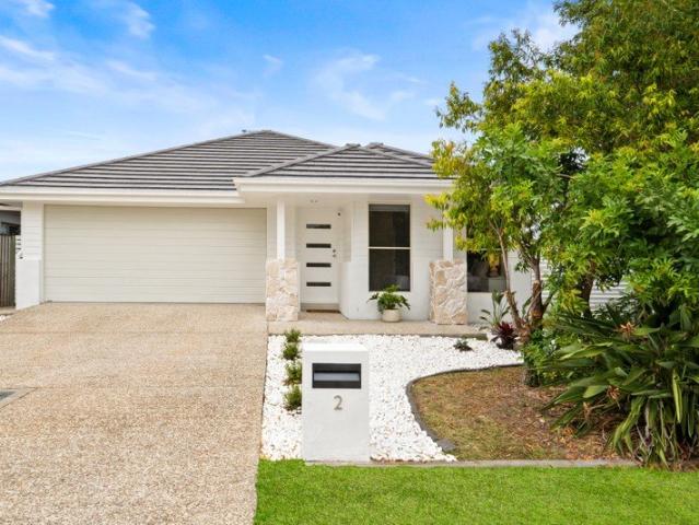 Light, Bright & Effortless Hope Island Living