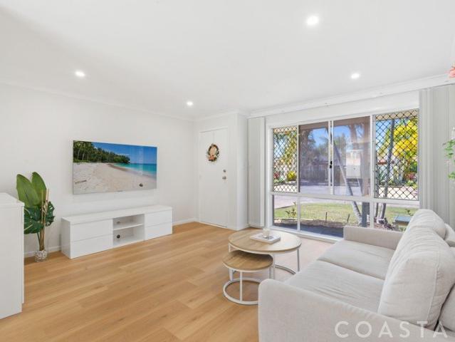 Light, Bright & Freshly Renovated 3 Bedroom Home with Resort Style Amenities Surfers Palms Central