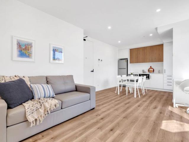 Light, bright, fully furnished with outstanding views