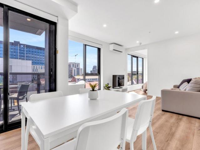 Light, bright, fully furnished with outstanding views