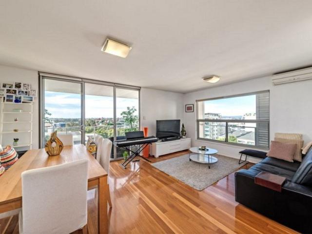 LIGHT & BRIGHT, FURNISHED APARTMENT