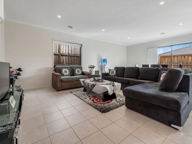 LIGHT & BRIGHT HOME IN PRIME PARKSIDE LOCATION