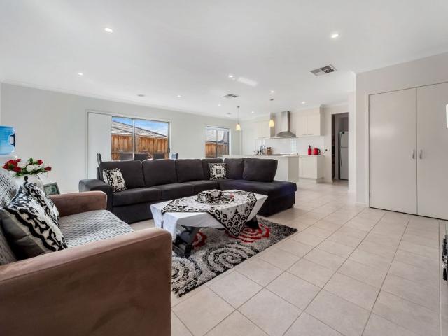 LIGHT & BRIGHT HOME IN PRIME PARKSIDE LOCATION