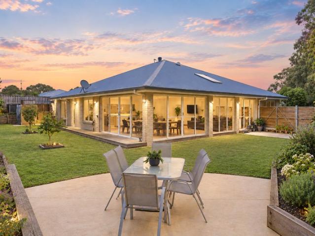 Light, Bright & Immaculate Family Living in Peninsula Sands