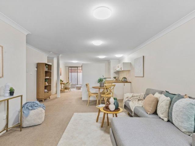 LIGHT BRIGHT & IN AN OUTSTANDING LOCATION