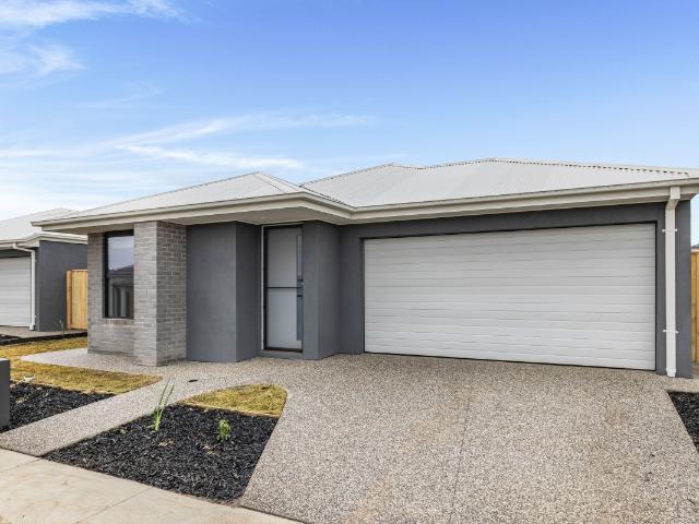 Light, Bright & Modern Living in Bonshaw Estate!