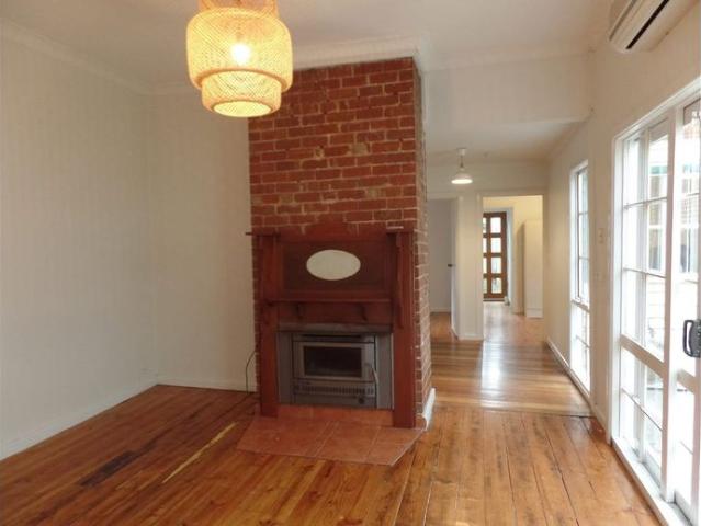 Light & Bright Single Fronted Home walking distance to all amenities