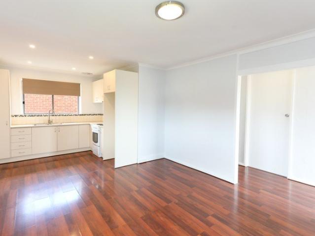 LIGHT. BRIGHT, SPACIOUS 2BR APARTMENT CLOSE TO TRAM