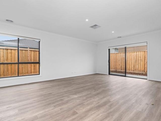 LIGHT BRIGHT SPACIOUS 4 BEDROOM FAMILY HOME WITH TWO LIVING ZONES