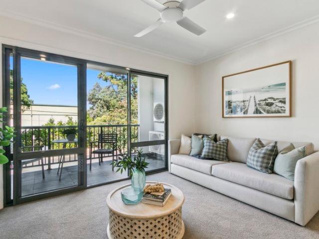 Light, bright & spacious one bedroom apartment