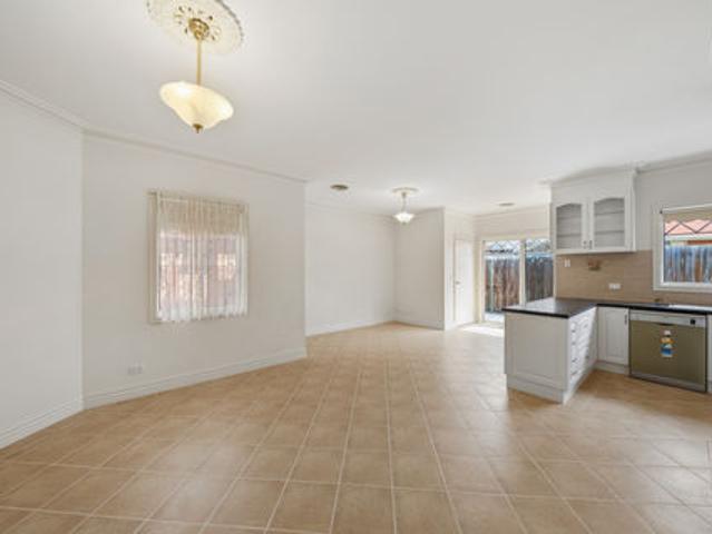 LIGHT BRIGHT SPACIOUS TOWNHOUSE WALKING DISTANCE TO SHOPS AND RIVER