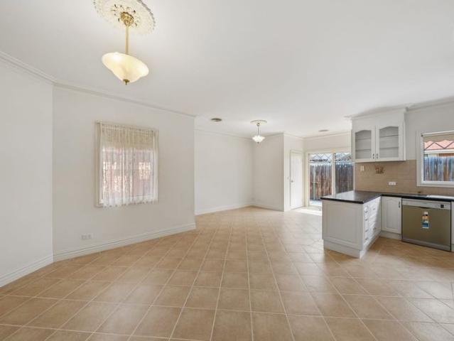 LIGHT BRIGHT SPACIOUS TOWNHOUSE WALKING DISTANCE TO SHOPS AND RIVER