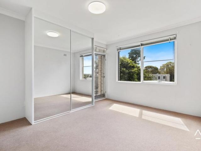 Light & Bright, Spacious Three Bedroom Duplex with Lock Up Garage