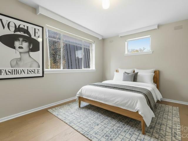 Light, bright, renovated and ready !