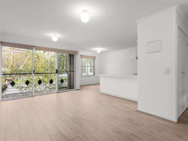 LIGHT & BRIGHT RENOVATED 2 BEDROOM APARTMENT!