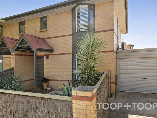 Light, bright townhouse on city fringe