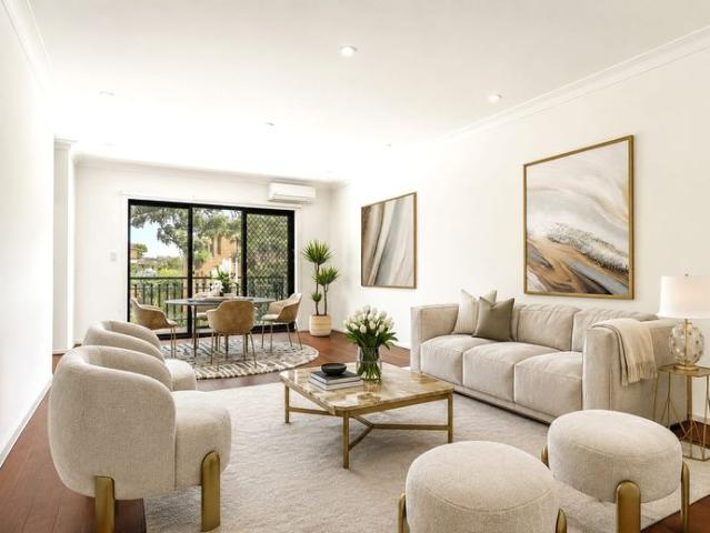 LIGHT & BRIGHT TOP FLOOR TWO BEDROOM APARTMENT!