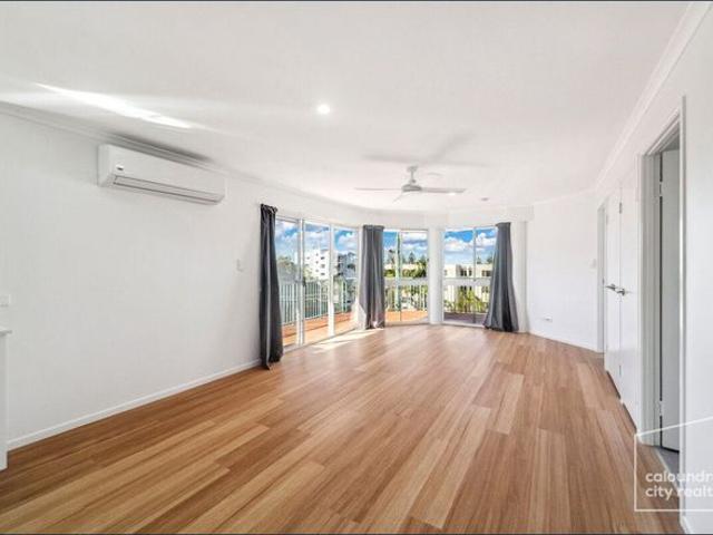 LIGHT & BRIGHT TOP FLOOR UNIT
