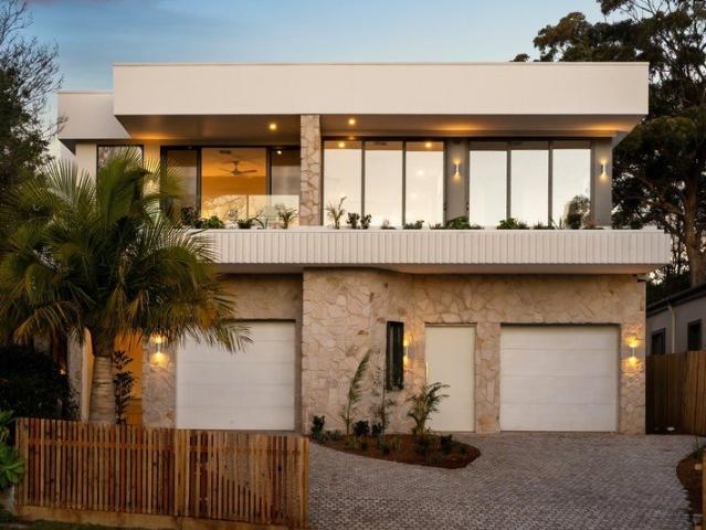 Light, calm & luxurious contemporary home