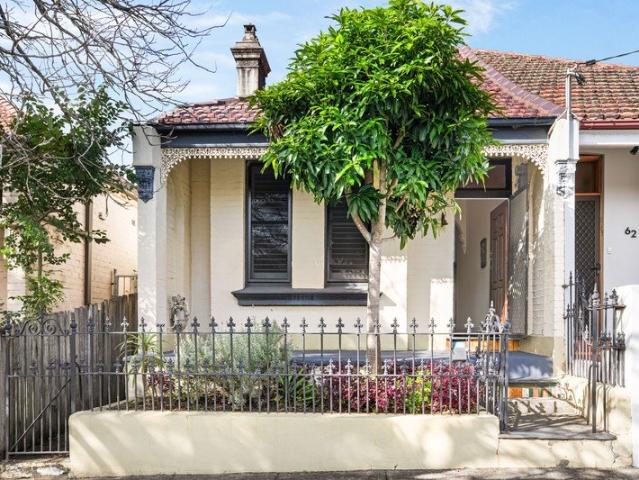 Light, charm and modern style in a character semi