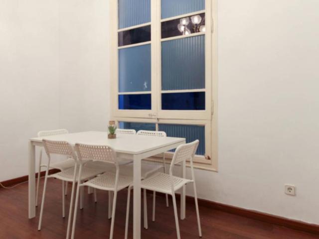 Light double bedroom with a balcony, in L'Antiga Esquerra de l'Eixample