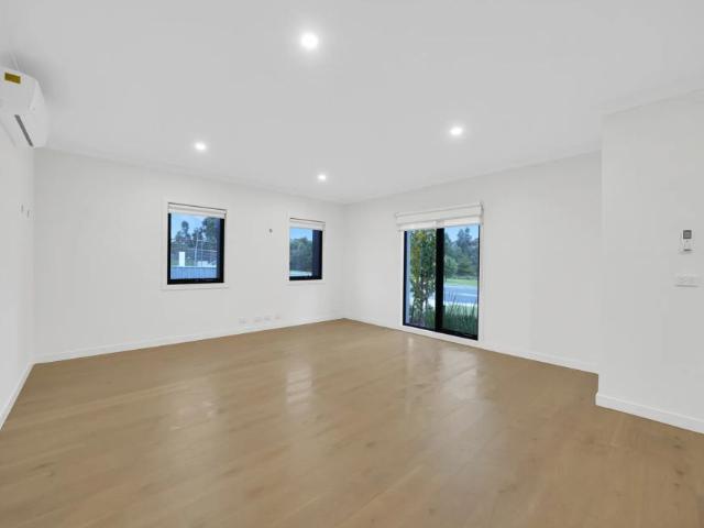 LIGHT FILUMINATED FAMILY LIVING IN A PRESTIGIOUS CREEKSIDE LOCATION