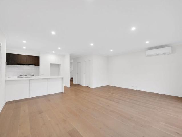 LIGHT FILUMINATED FAMILY LIVING IN A PRESTIGIOUS CREEKSIDE LOCATION