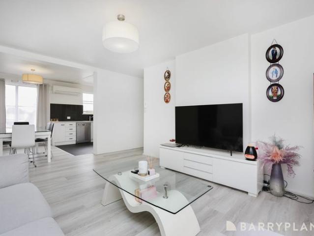 Light Filled 3 Bedroom Apartment with Secure Parking