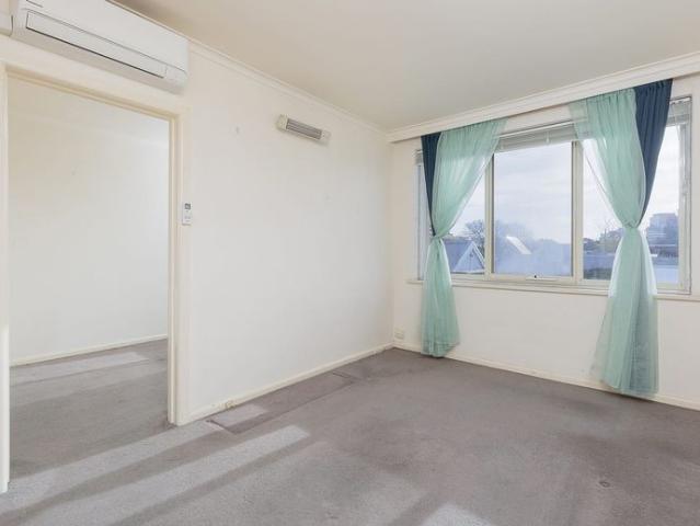 Light filled 1 bedroom apartment with allocated parking in prime South Yarra