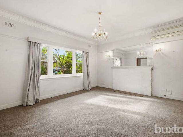 LIGHT FILLED 2 3 BEDROOM HOME IN EXCELLENT LOCATION