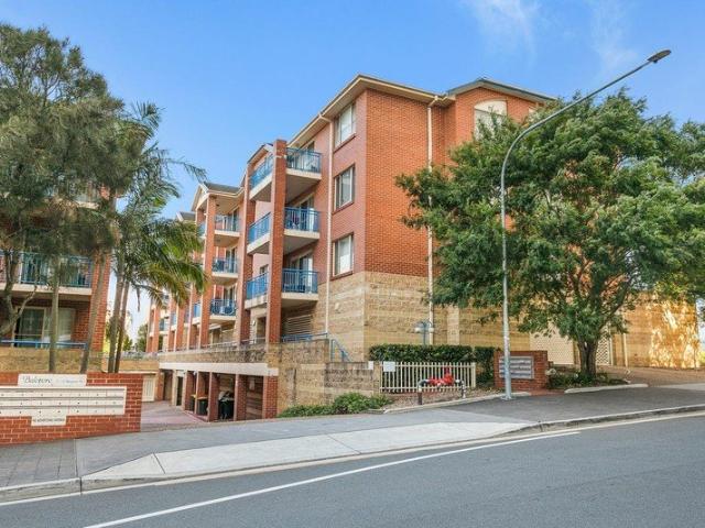 Light filled 2 Bed Unit in Wollongong