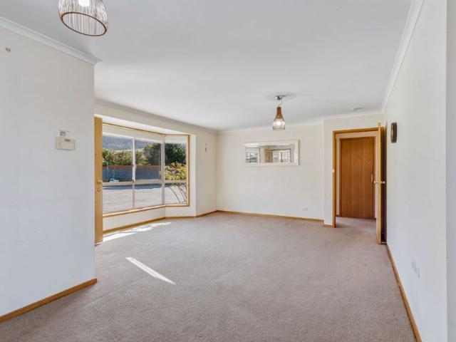 Light Filled 2 Bed Unit in Glenorchy