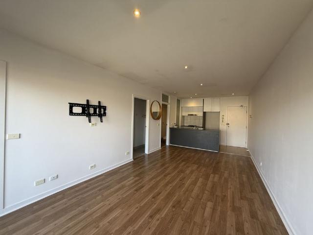 Light Filled 2 Bedroom Apartment