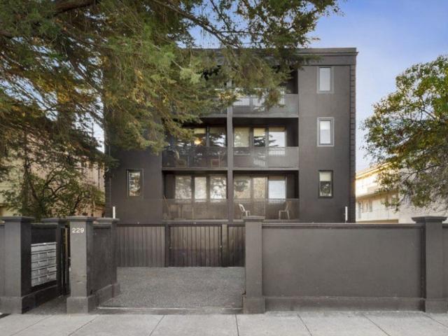 Light filled 2 bedroom apartment!