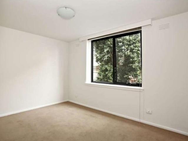 Light filled 2 bedroom apartment!